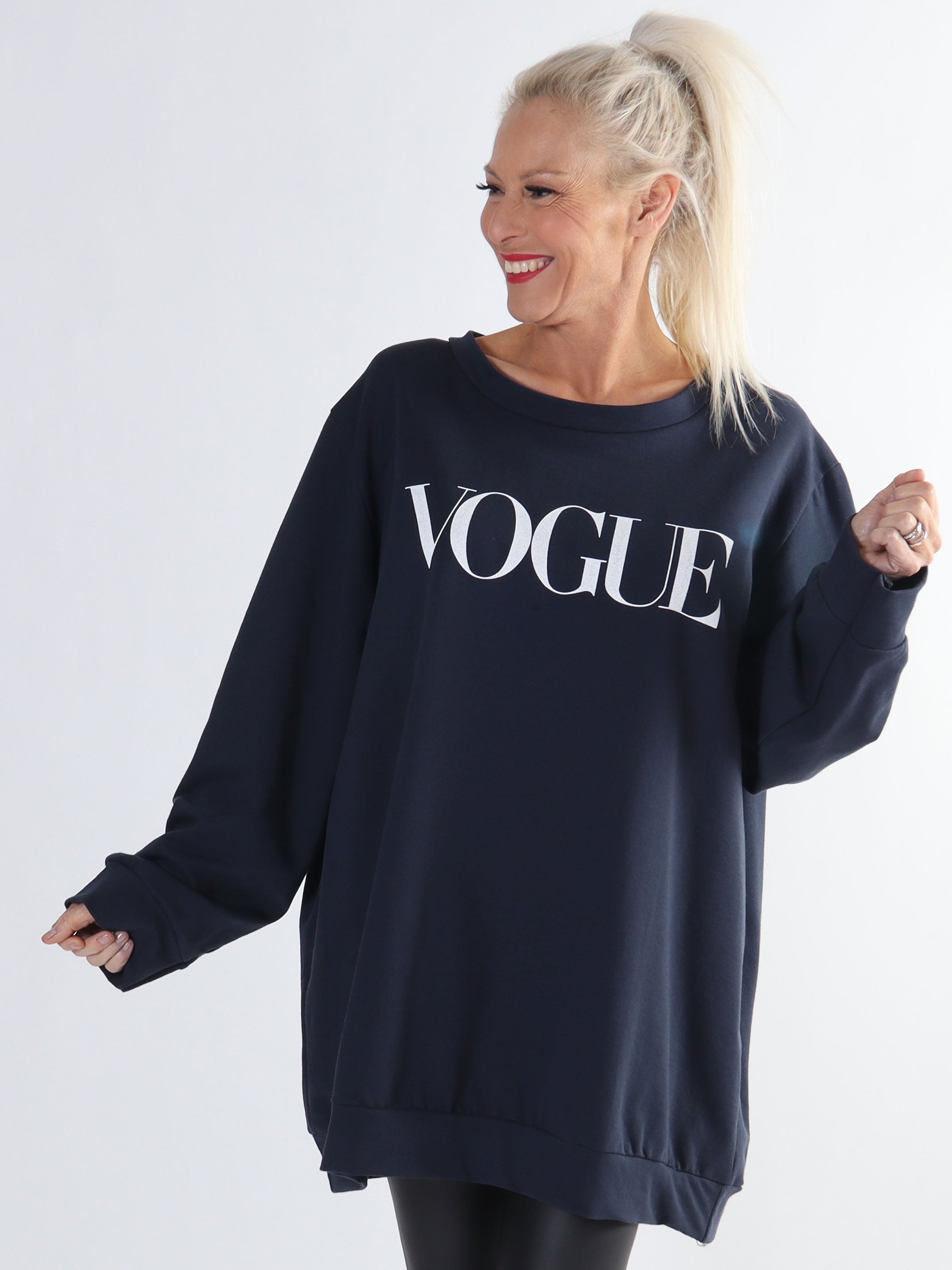 Abena - Plus size sweatshirt med vogue på brystet